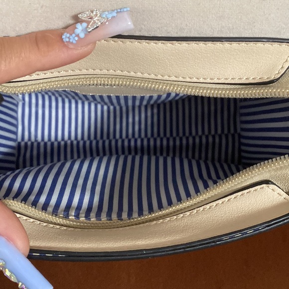 Italian Leather Company Cream crossbody bag. - Picture 6 of 6